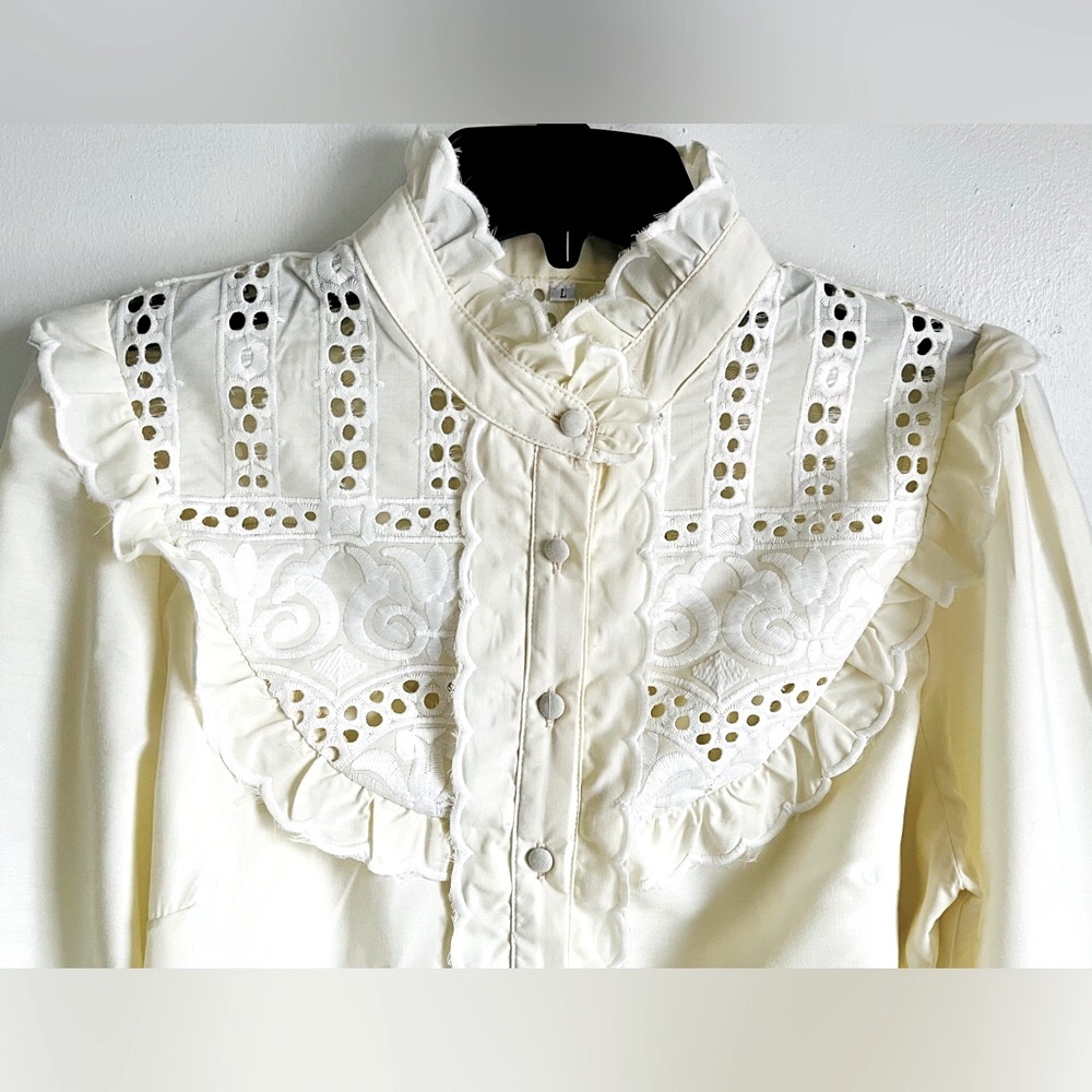 Elegant Cream Lace Blouse - Picture 5 of 8